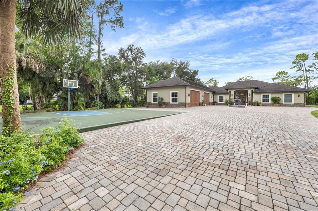 1381 Oakes Blvd, Naples, FL 34119-7