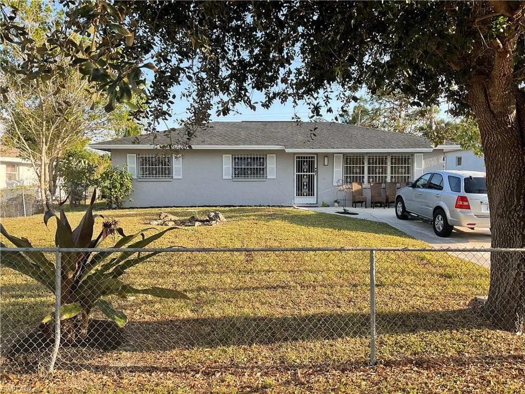 5446 Hardee St, Naples, FL 34113-1