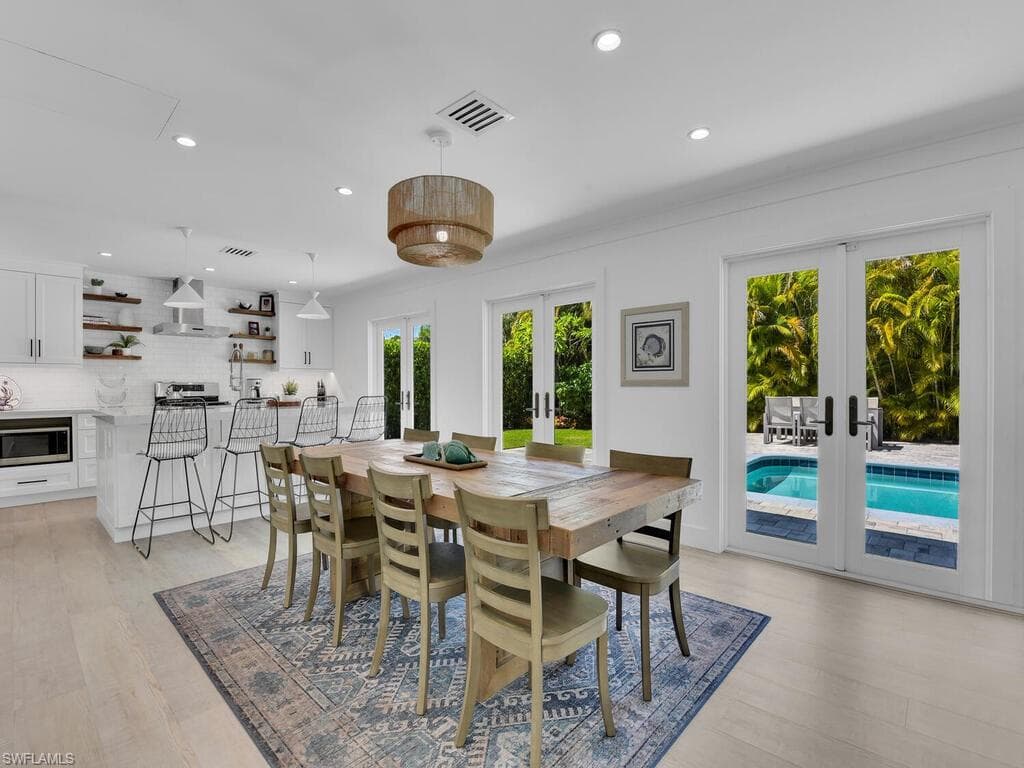 1271 12th St N, Naples, FL 34102-1