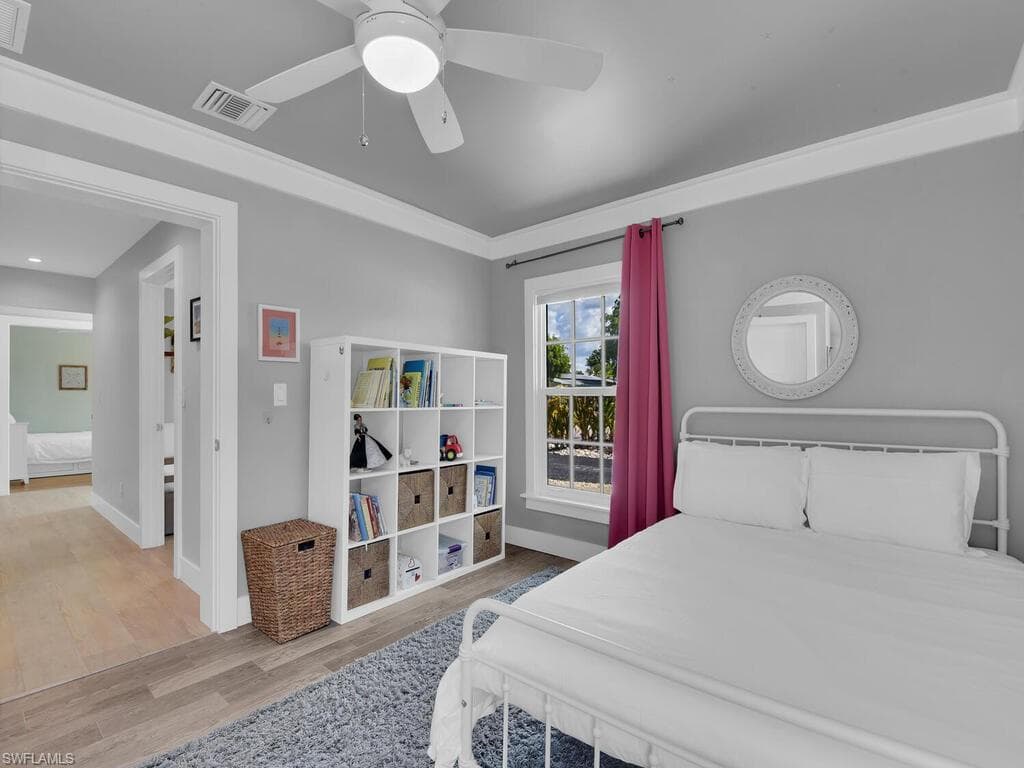 1271 12th St N, Naples, FL 34102-26