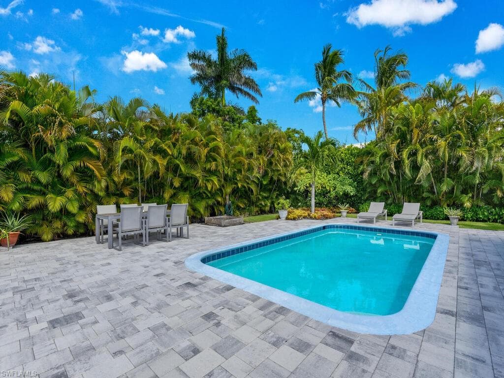 1271 12th St N, Naples, FL 34102-29