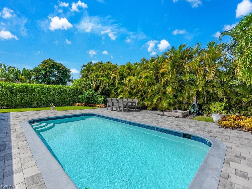 1271 12th St N, Naples, FL 34102-30