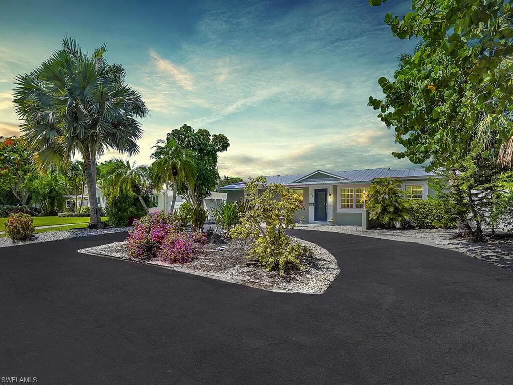 1271 12th St N, Naples, FL 34102-31