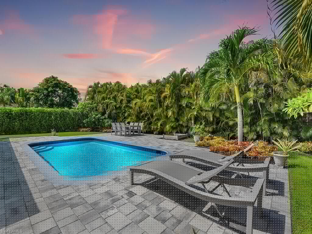 1271 12th St N, Naples, FL 34102-3