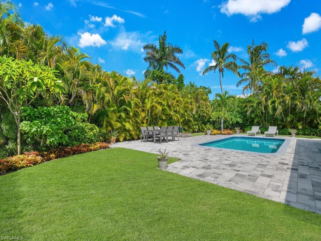 1271 12th St N, Naples, FL 34102-4