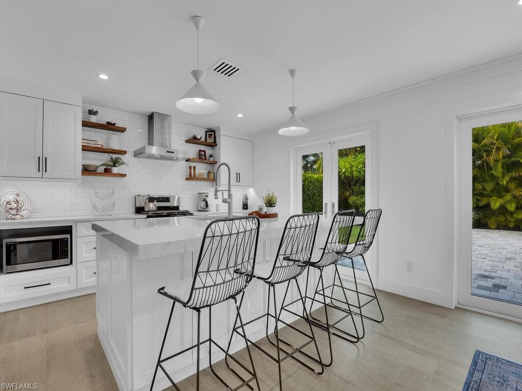 1271 12th St N, Naples, FL 34102-5