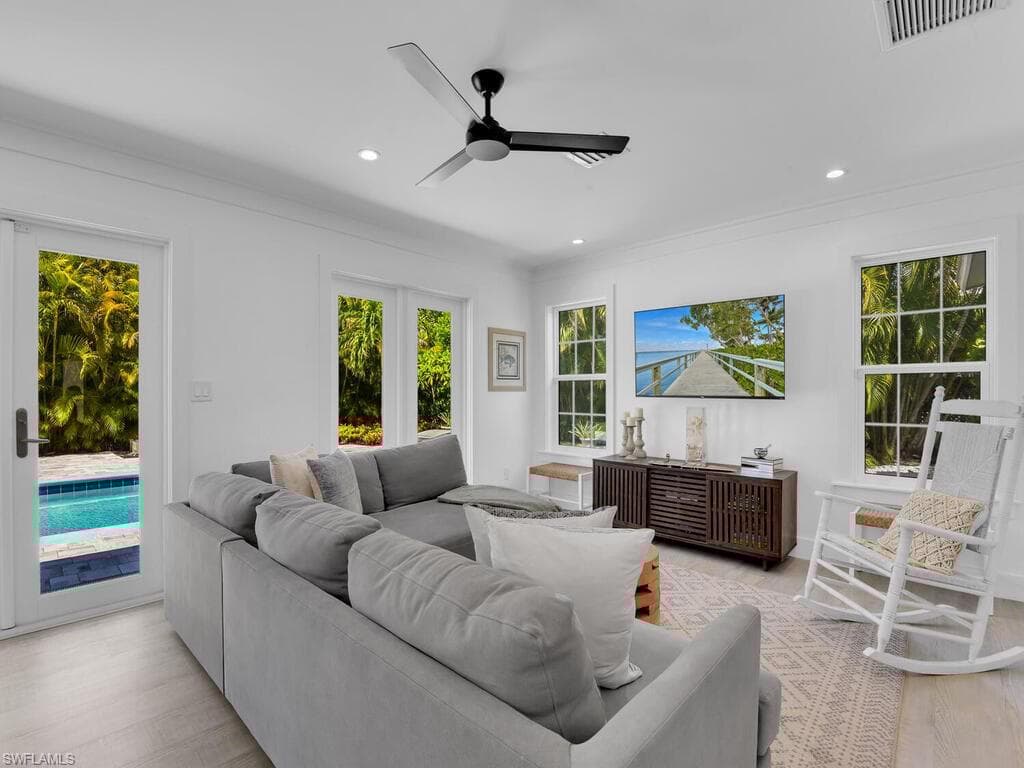 1271 12th St N, Naples, FL 34102-7