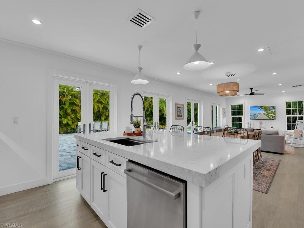 1271 12th St N, Naples, FL 34102-8
