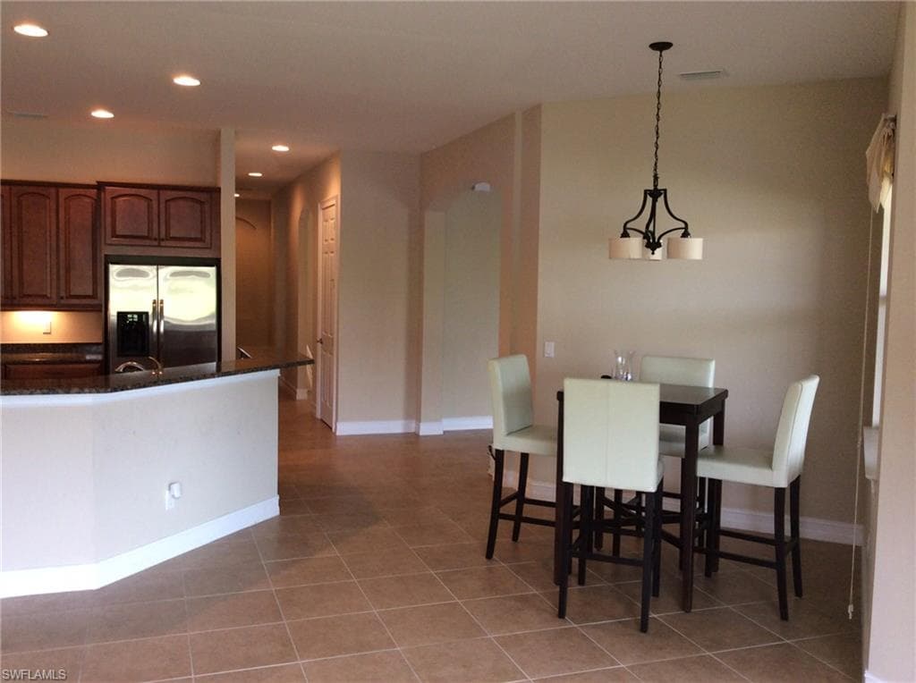 291 Saddlebrook Ln, Naples, FL 34110-4