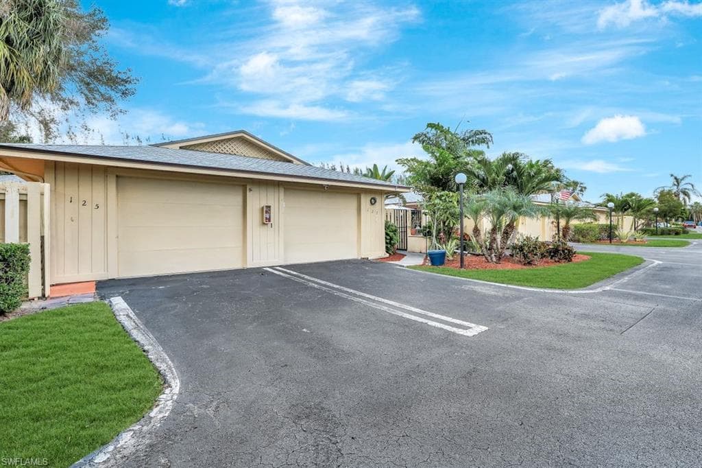 127 Forest Lakes Blvd, Naples, FL 34105-2