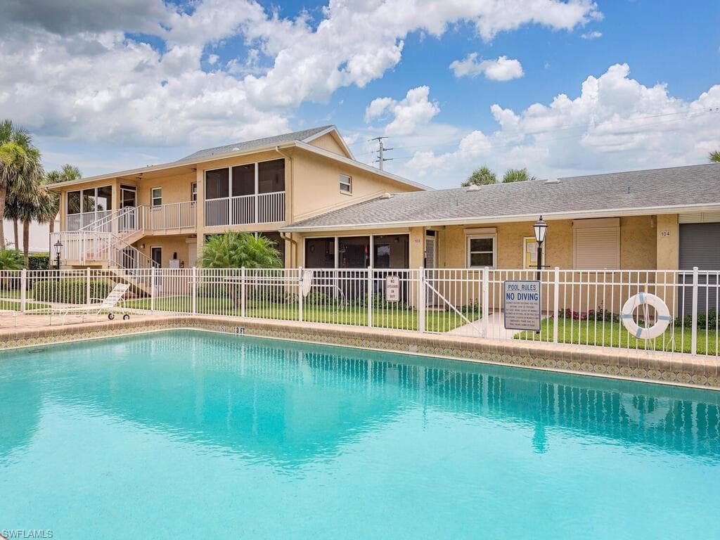 2010 Alamanda Dr 201, Naples, FL 34102-2