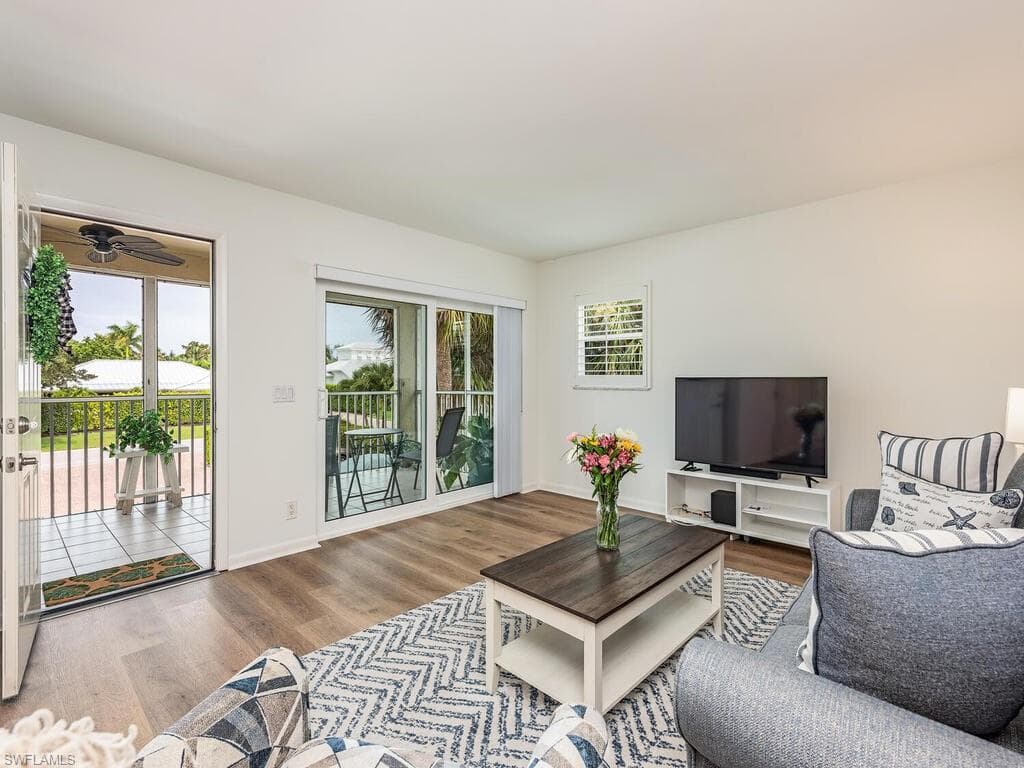 2010 Alamanda Dr 201, Naples, FL 34102-3