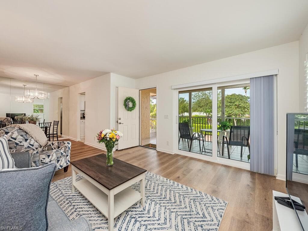 2010 Alamanda Dr 201, Naples, FL 34102-4