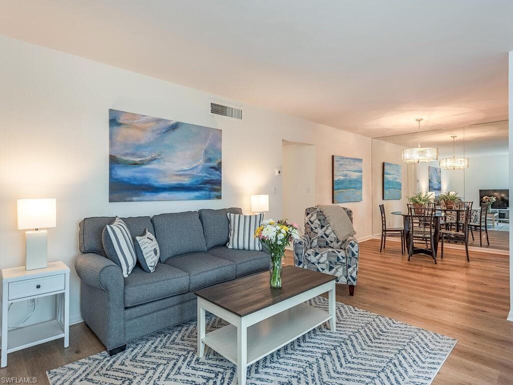 2010 Alamanda Dr 201, Naples, FL 34102-5
