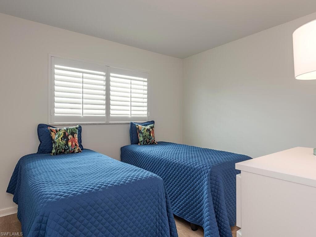 2010 Alamanda Dr 201, Naples, FL 34102-7