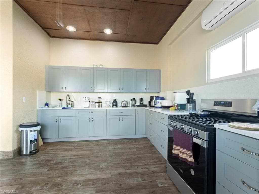 760 12th St NE, Naples, FL 34120-25