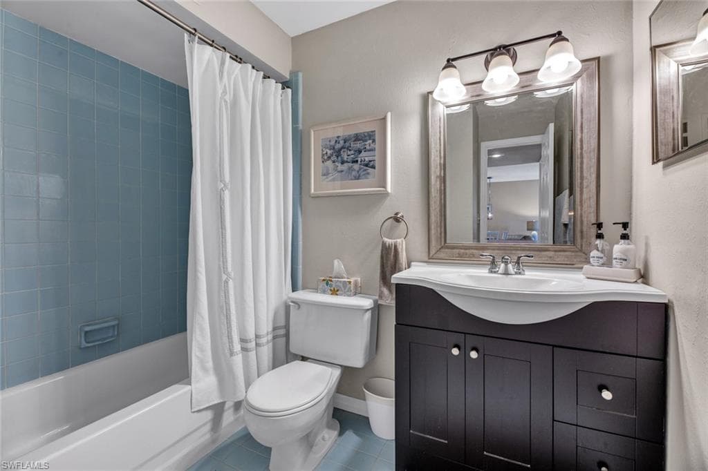 240 Palm Dr 2, Naples, FL 34112-22