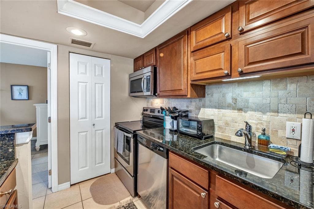 240 Palm Dr 2, Naples, FL 34112-3