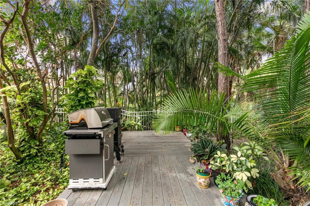 7452 Berkshire Pines Dr, Naples, FL 34104-20