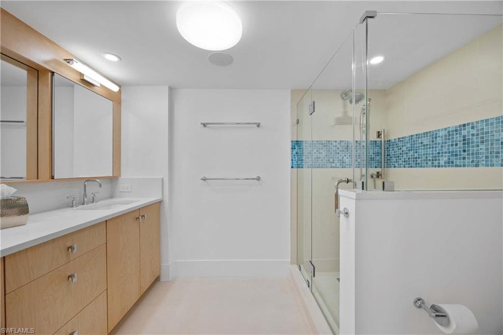 300 Park Shore Dr Pha6, Naples, FL 34103-22