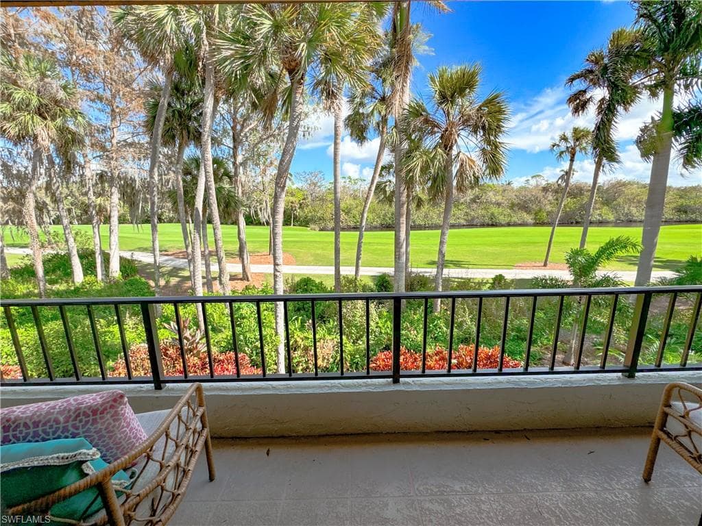 105 Clubhouse Dr 255, Naples, FL 34105-1