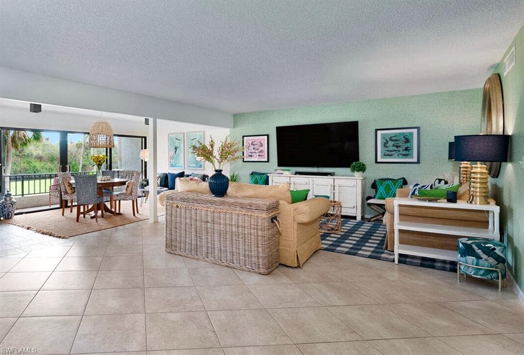 105 Clubhouse Dr 255, Naples, FL 34105-4