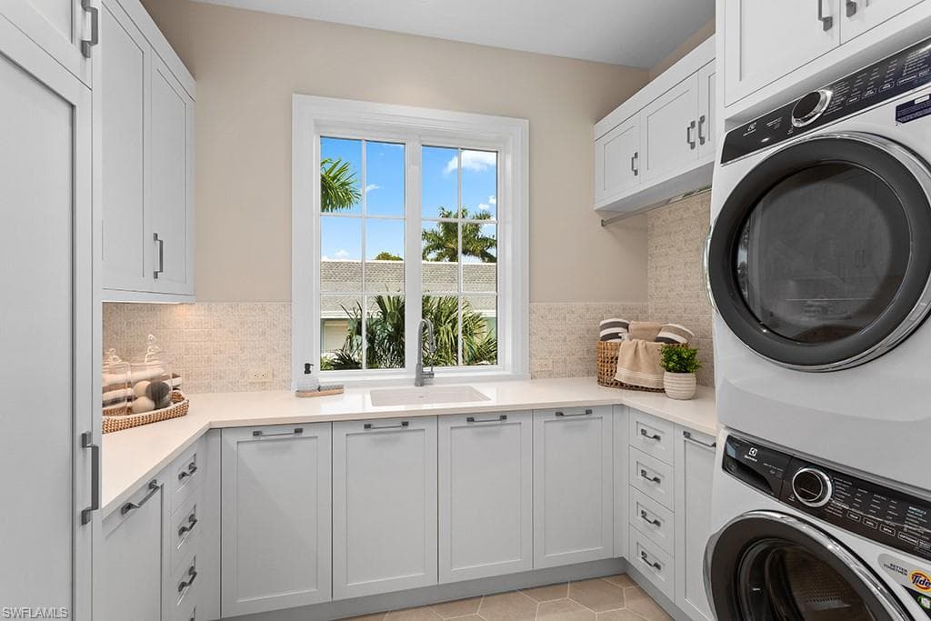 835 11th Ave S, Naples, FL 34102-21