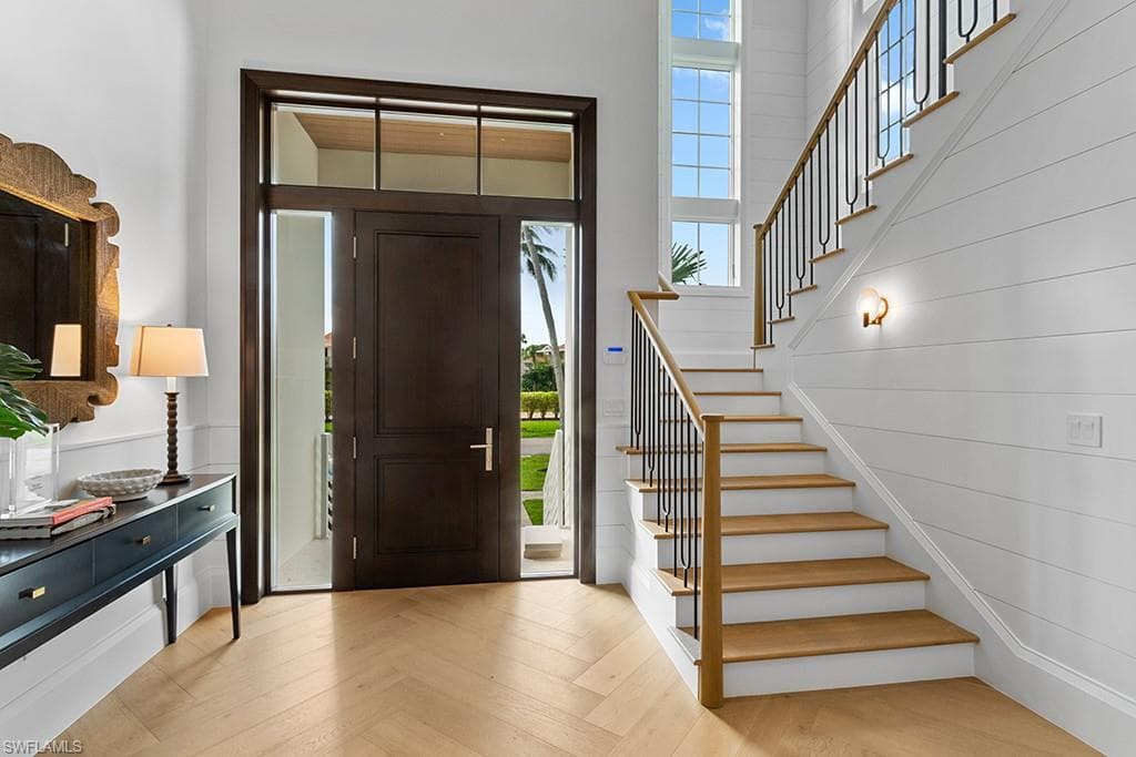 835 11th Ave S, Naples, FL 34102-3