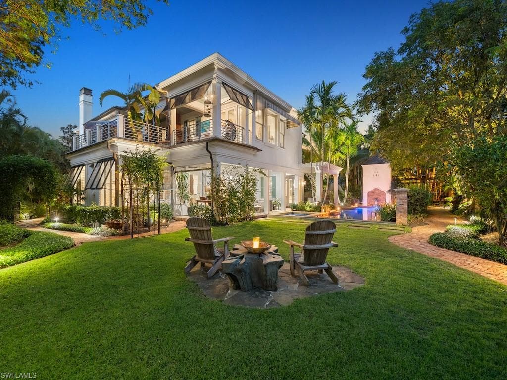563 3rd St N, Naples, FL 34102-4