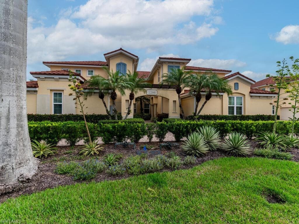 1286 Rialto Way 9-202, Naples, FL 34114-4