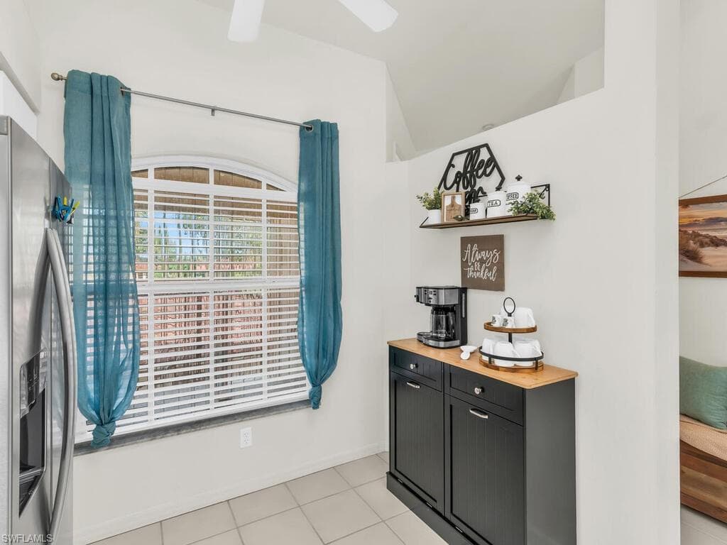 230 Newport Dr 610, Naples, FL 34114-8