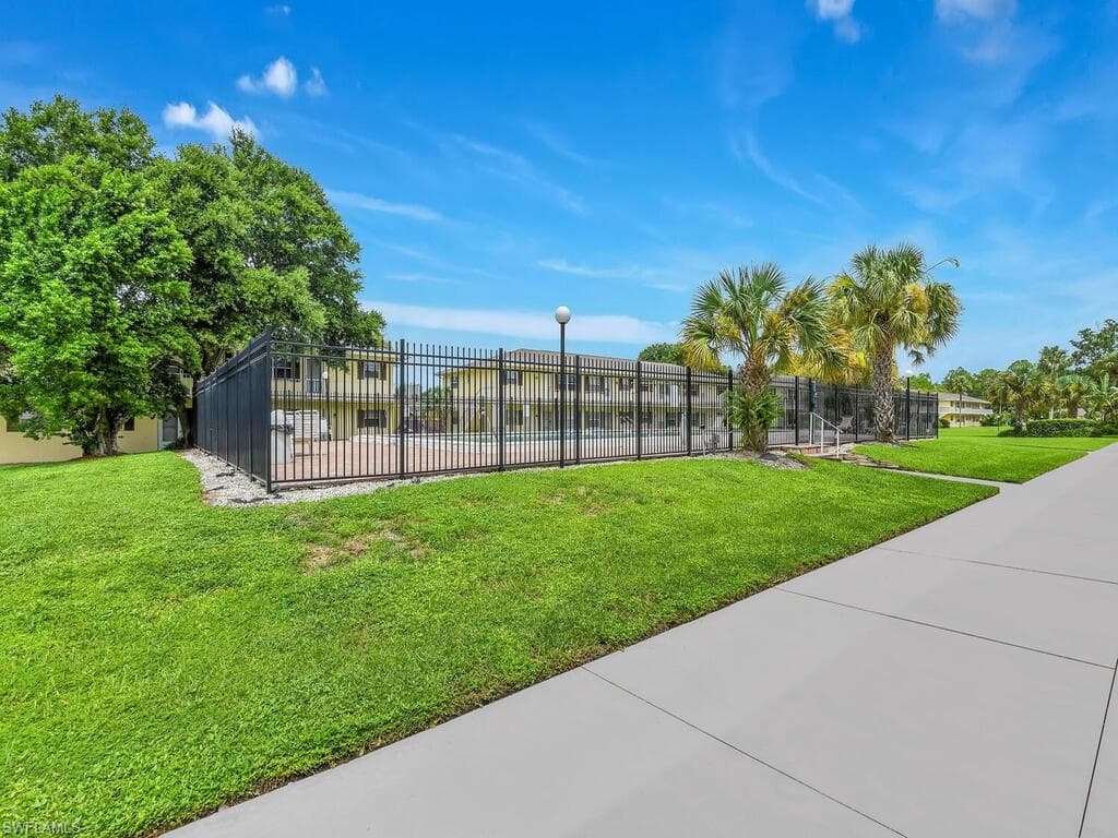 3325 Airport Rd N C4, Naples, FL 34105-3