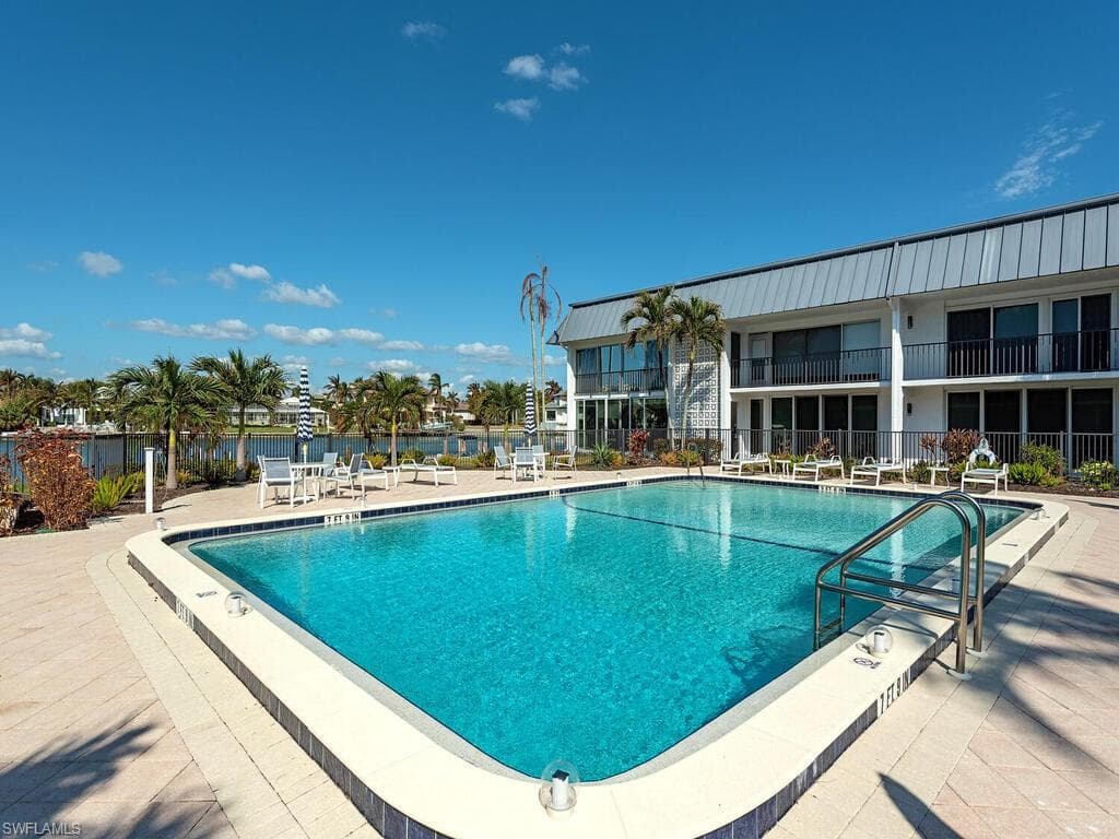 333 Harbour Dr 108, Naples, FL 34103-17