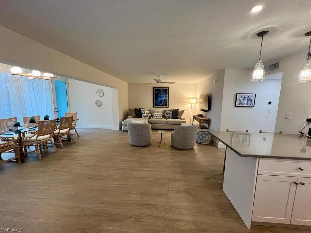 333 Harbour Dr 108, Naples, FL 34103-25