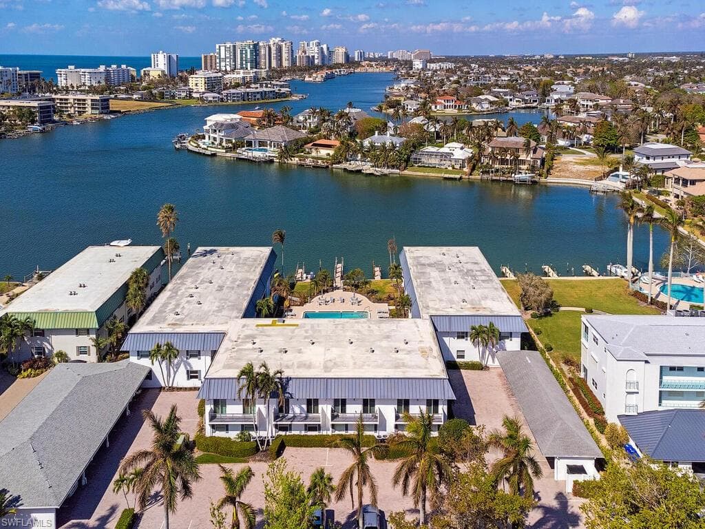 333 Harbour Dr 108, Naples, FL 34103-2