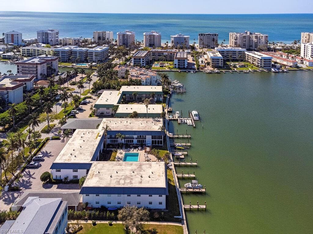 333 Harbour Dr 108, Naples, FL 34103-4