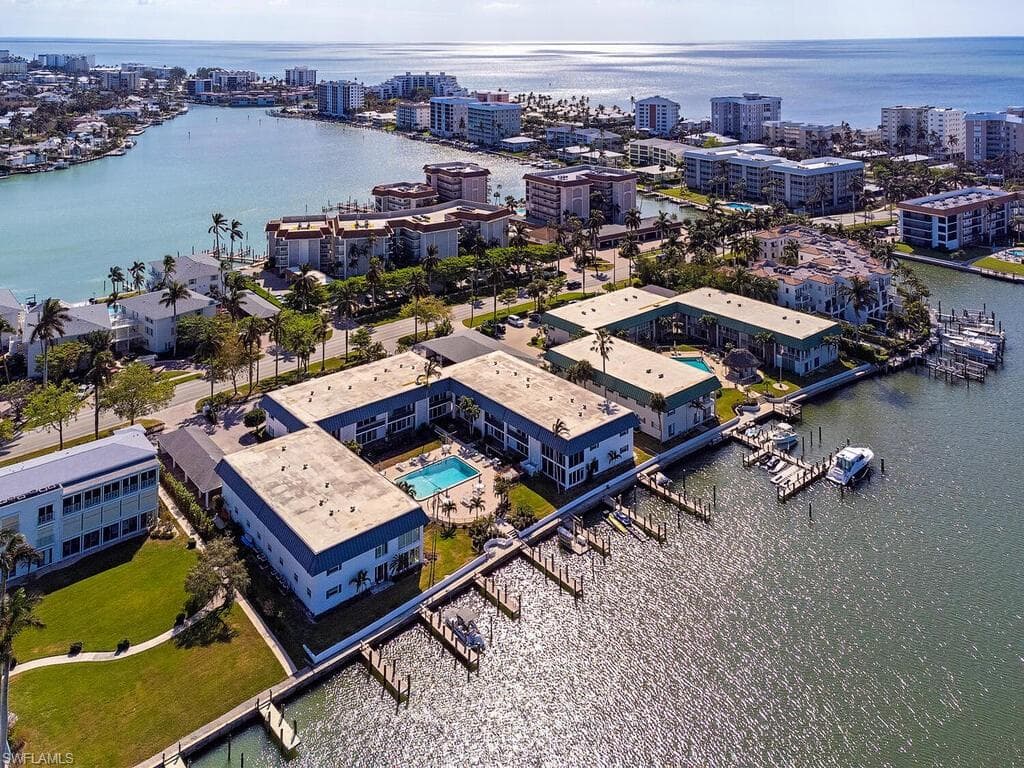 333 Harbour Dr 108, Naples, FL 34103-5