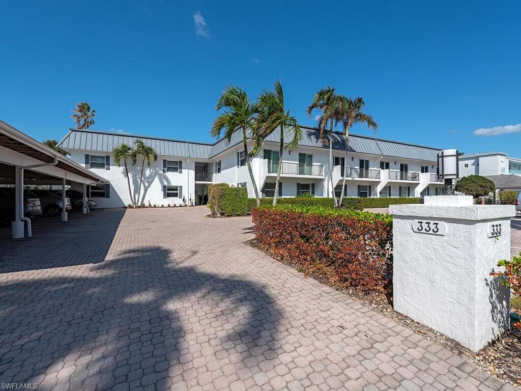 333 Harbour Dr 108, Naples, FL 34103-7