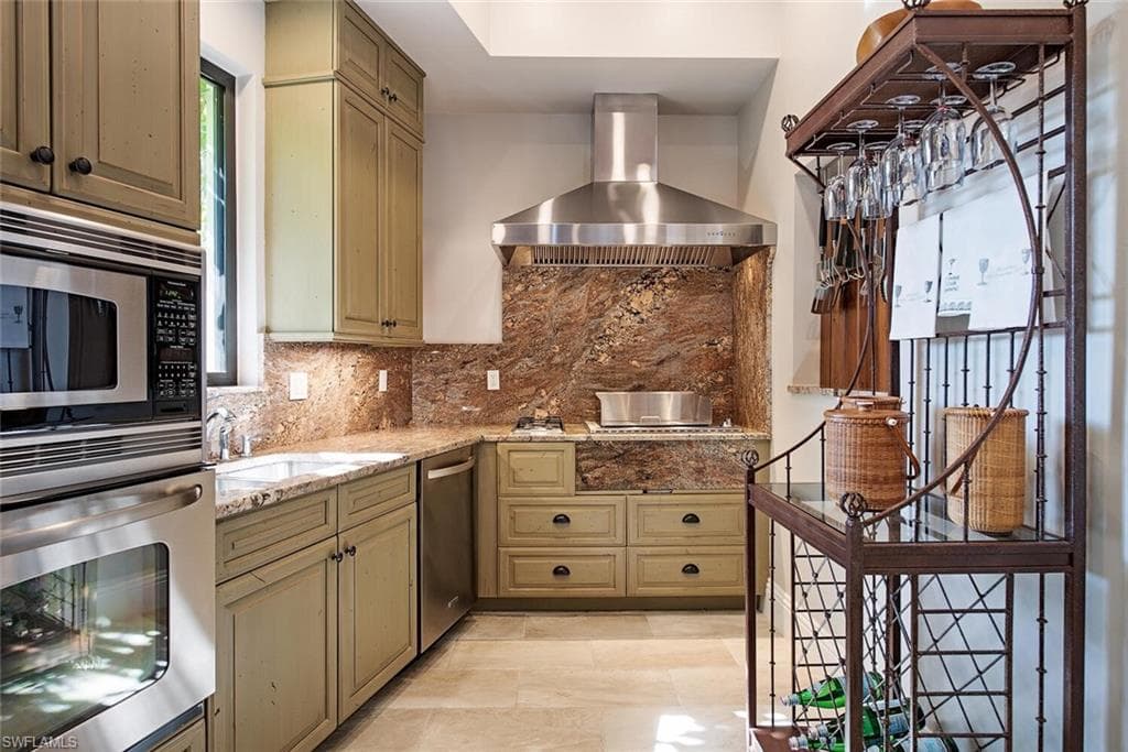 2204 Goshawk Ct, Naples, FL 34105-14