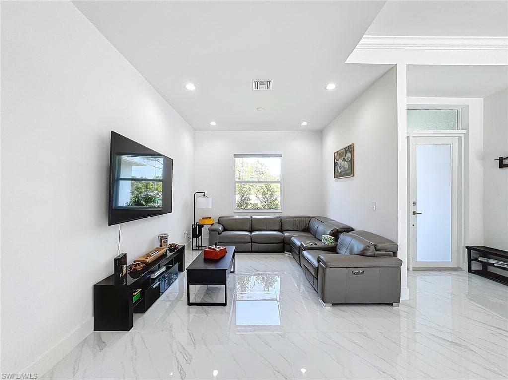 2444 62nd Ave NE, Naples, FL 34120-33