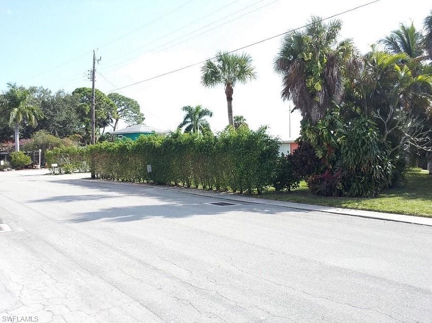 1898 Harbor Ln, Naples, FL 34104-1