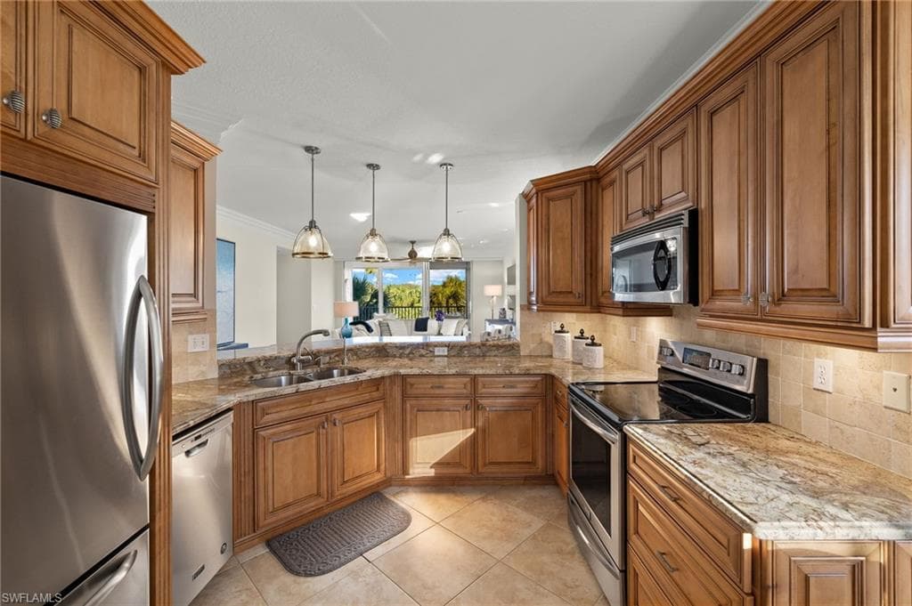 7671 Pebble Creek Cir 206, Naples, FL 34108-9