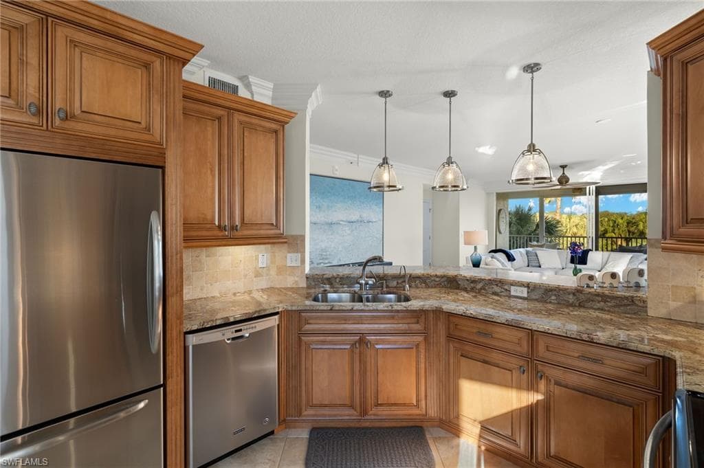 7671 Pebble Creek Cir 206, Naples, FL 34108-10
