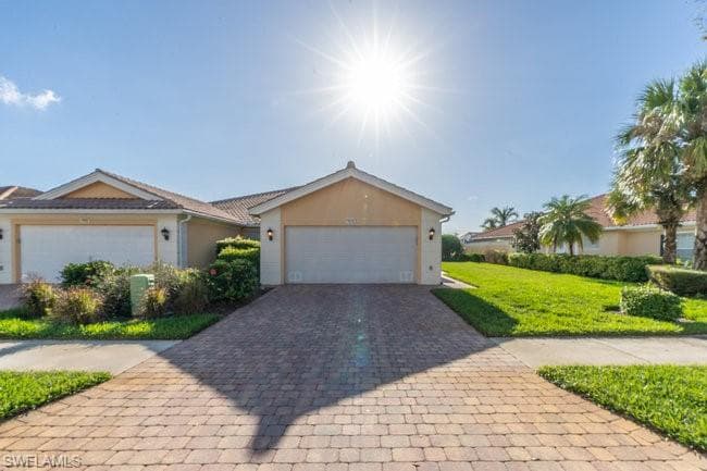 7636 Rozzini Ln, Naples, FL 34114-3