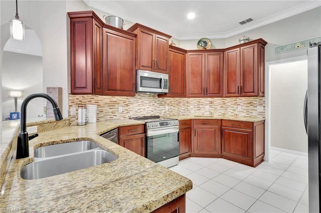 74 Erin Way, Naples, FL 34119-9