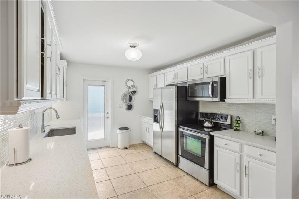 702 107th Ave N, Naples, FL 34108-9