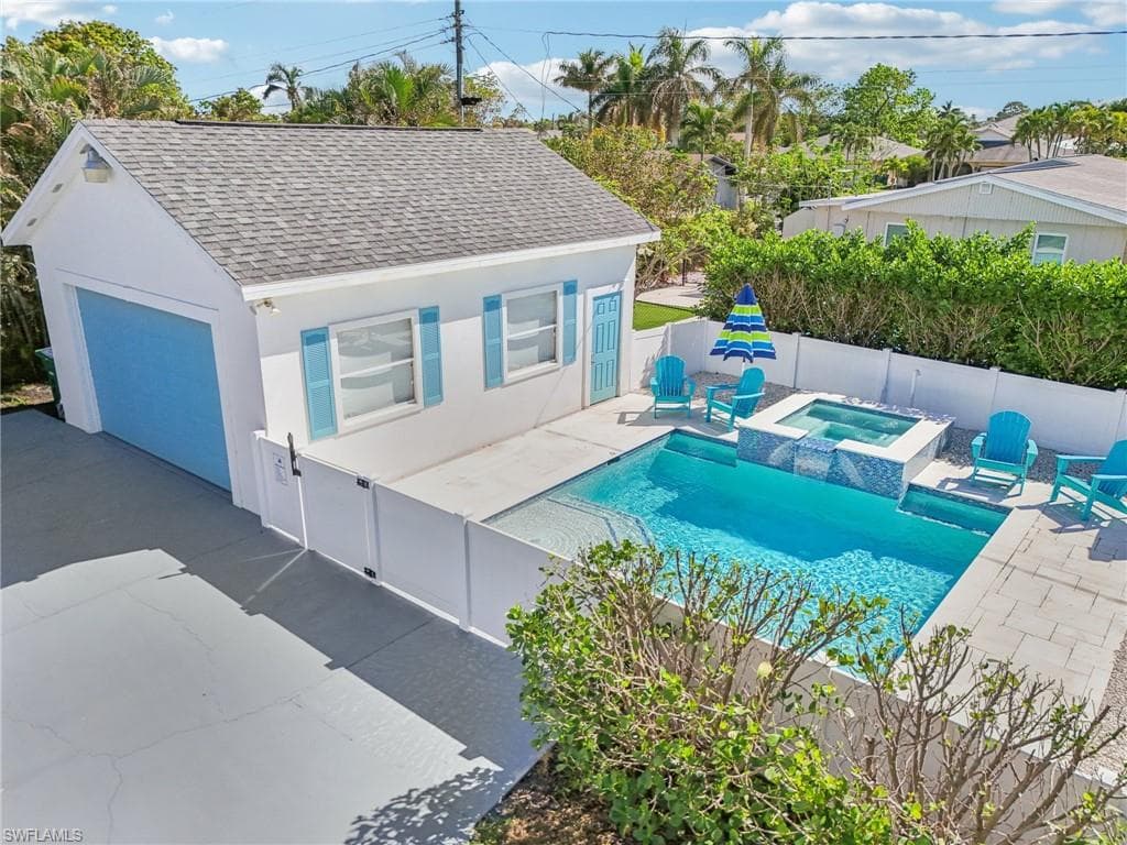 702 107th Ave N, Naples, FL 34108-3