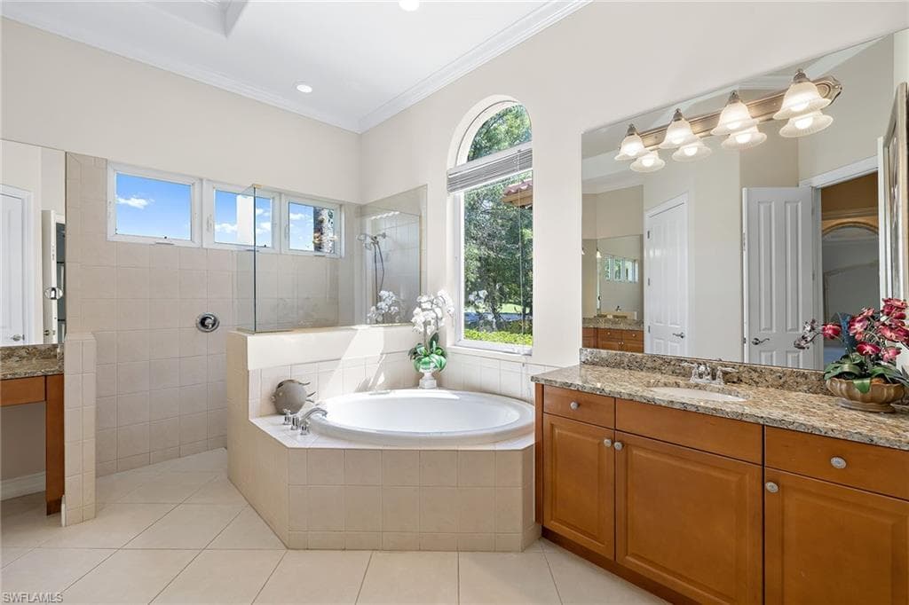 8894 Shenendoah Cir, Naples, FL 34113-18