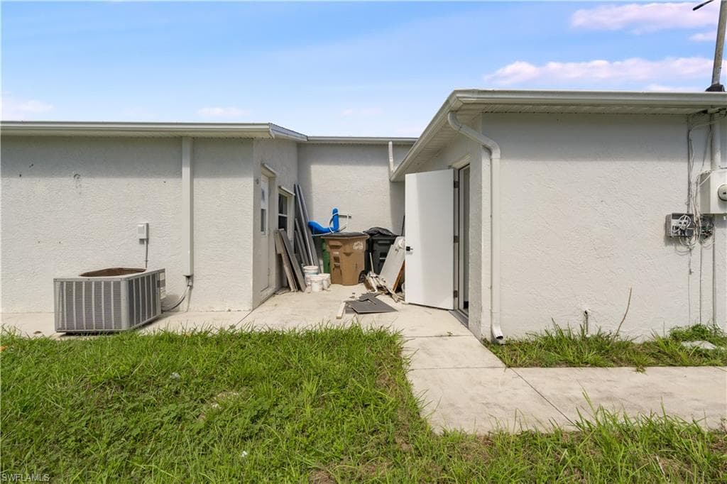 226 6th Ter, Cape Coral, FL 33990-29