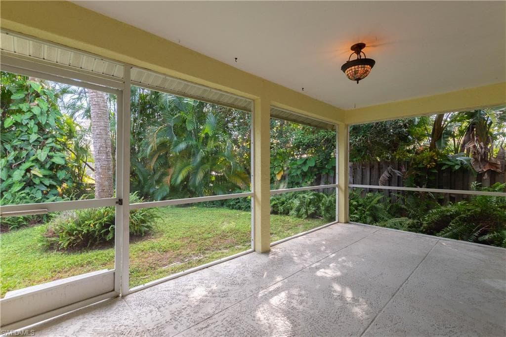 812 102nd Ave N, Naples, FL 34108-20